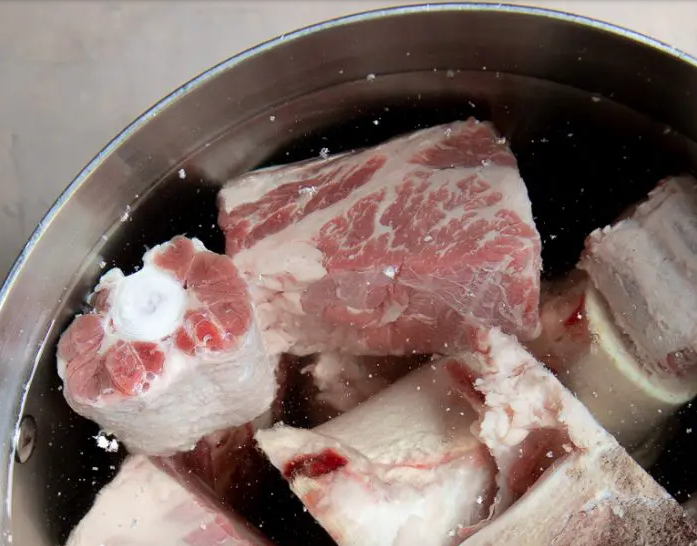 Aprenda a fazer caldo caseiro de carne