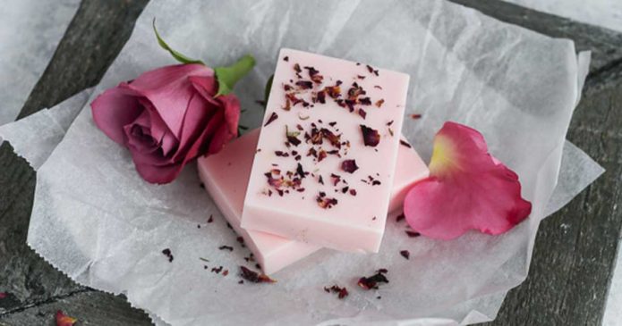 Aprenda a fazer sabonete caseiro e natural de rosas