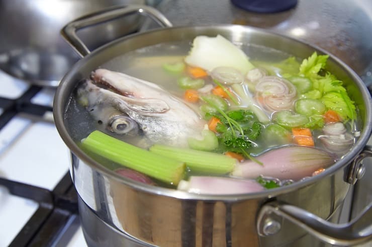 Aprenda a fazer caldo caseiro de peixe
