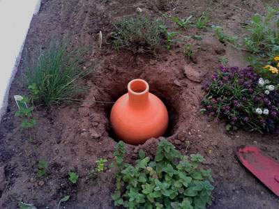 Irrigação com potes de barro enterrados