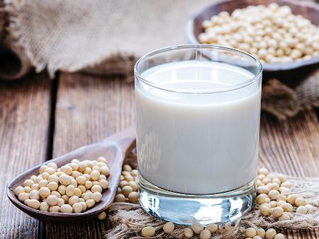 Aprenda a fazer vários tipos de"leites" de fonte vegetal