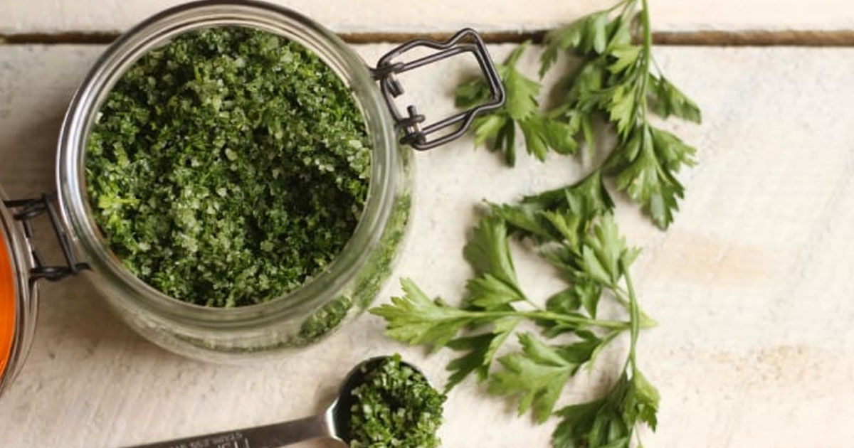 Já experimentou fazer sal aromatizado com ervas aromáticas?