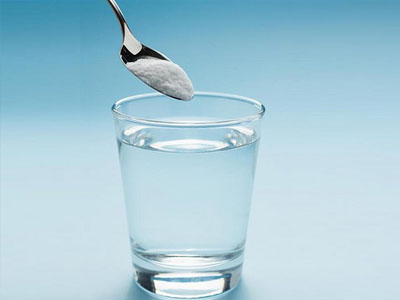 Água com sal para tratamento de gengivites