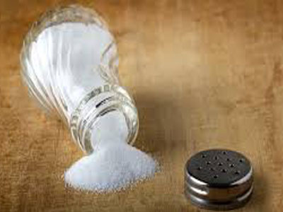 Aplicação de sal em queimaduras