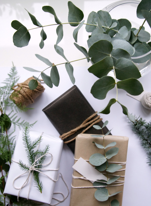 Ideias para embrulhos de Natal com materiais naturais