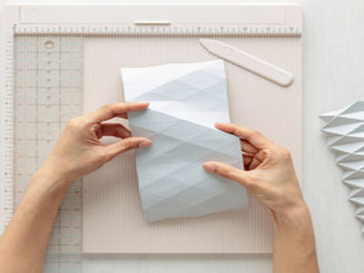 Decore os seus vasos com coberturas feitas em origami!