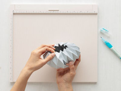 Decore os seus vasos com coberturas feitas em origami!