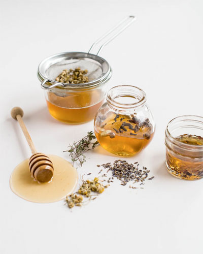 Aprenda a fazer mel aromático com flores, especiarias e ervas aromáticas