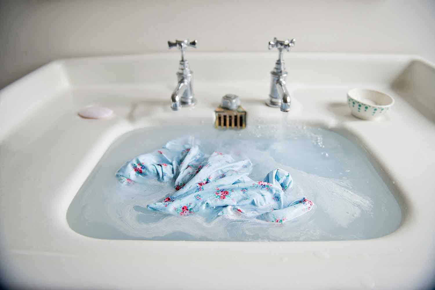 Aprenda a fazer detergente líquido e natural para lavar roupa!