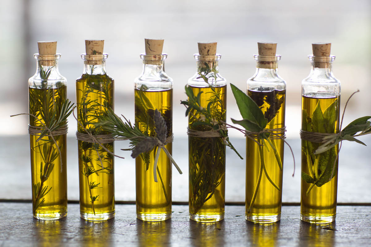 Aprenda a fazer azeite aromatizado com ervas aromáticas!