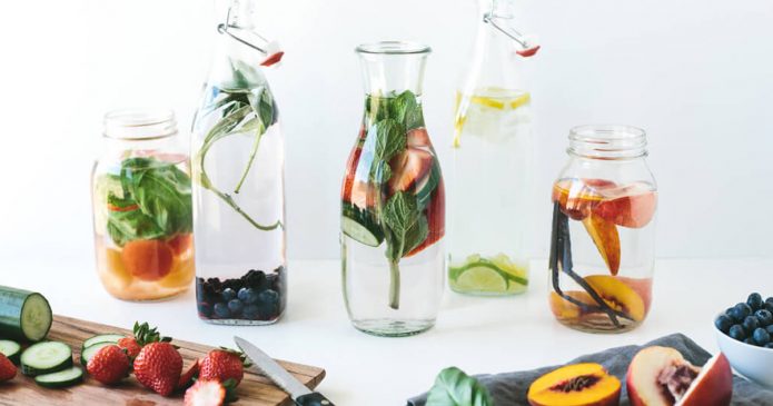 Aprenda a fazer águas aromatizadas de frutas e vegetais