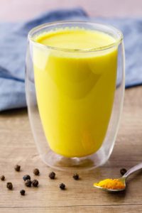 "Golden milk" - Aprenda 3 receitas de leite dourado