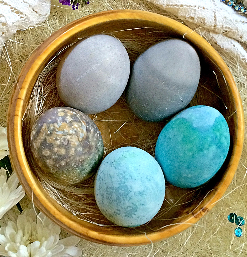 Decoração de ovos da Páscoa com corantes naturais