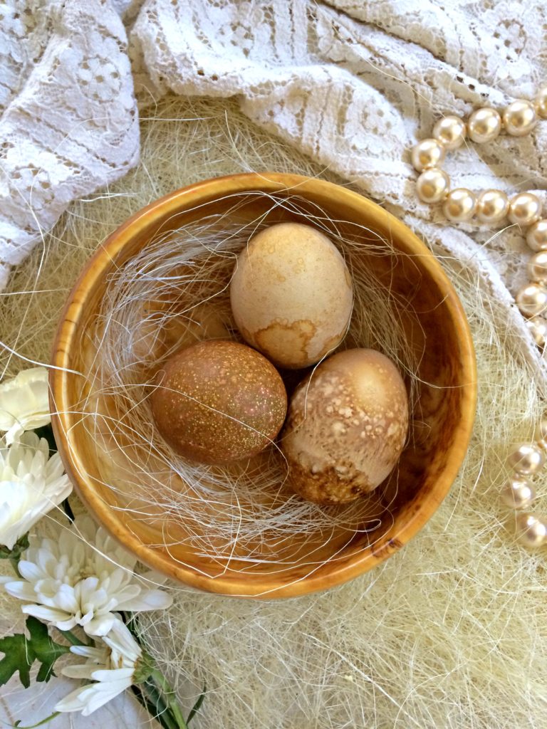 Decoração de ovos da Páscoa com corantes naturais