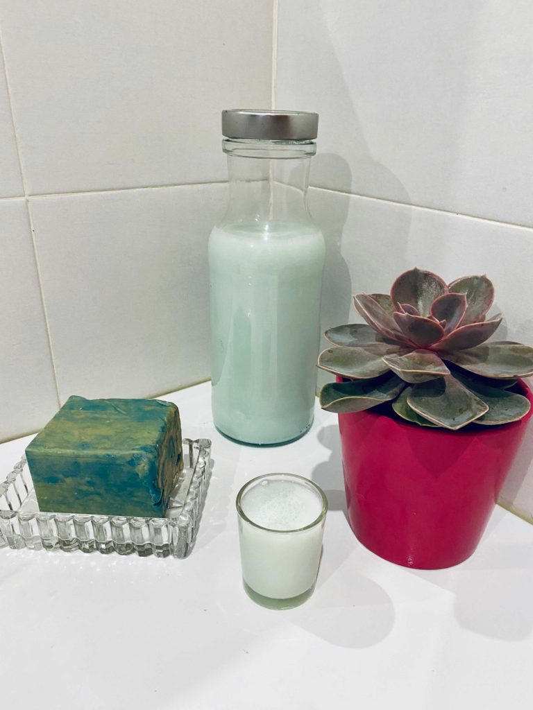 Aprenda a fazer detergente líquido feito com sabão azul e branco