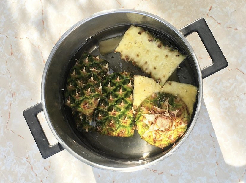 Aprenda quais são os benefícios do chá de cascas e folhas de ananás