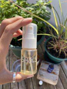 Como fazer um spray natural desodorizante para os pés