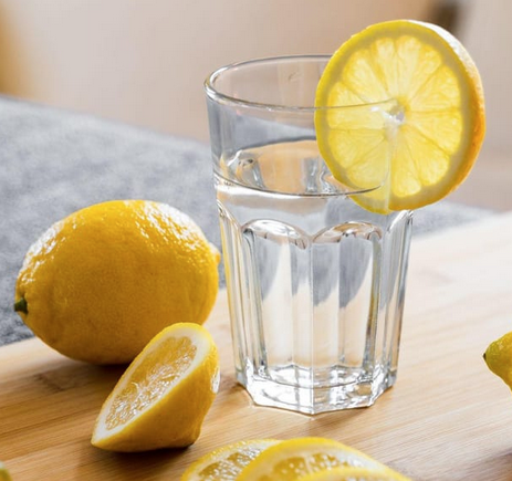 Benefícios do consumo de água com limão 